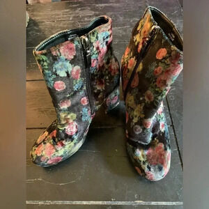 🤑 5 for $25 
Floral Velvet Boots